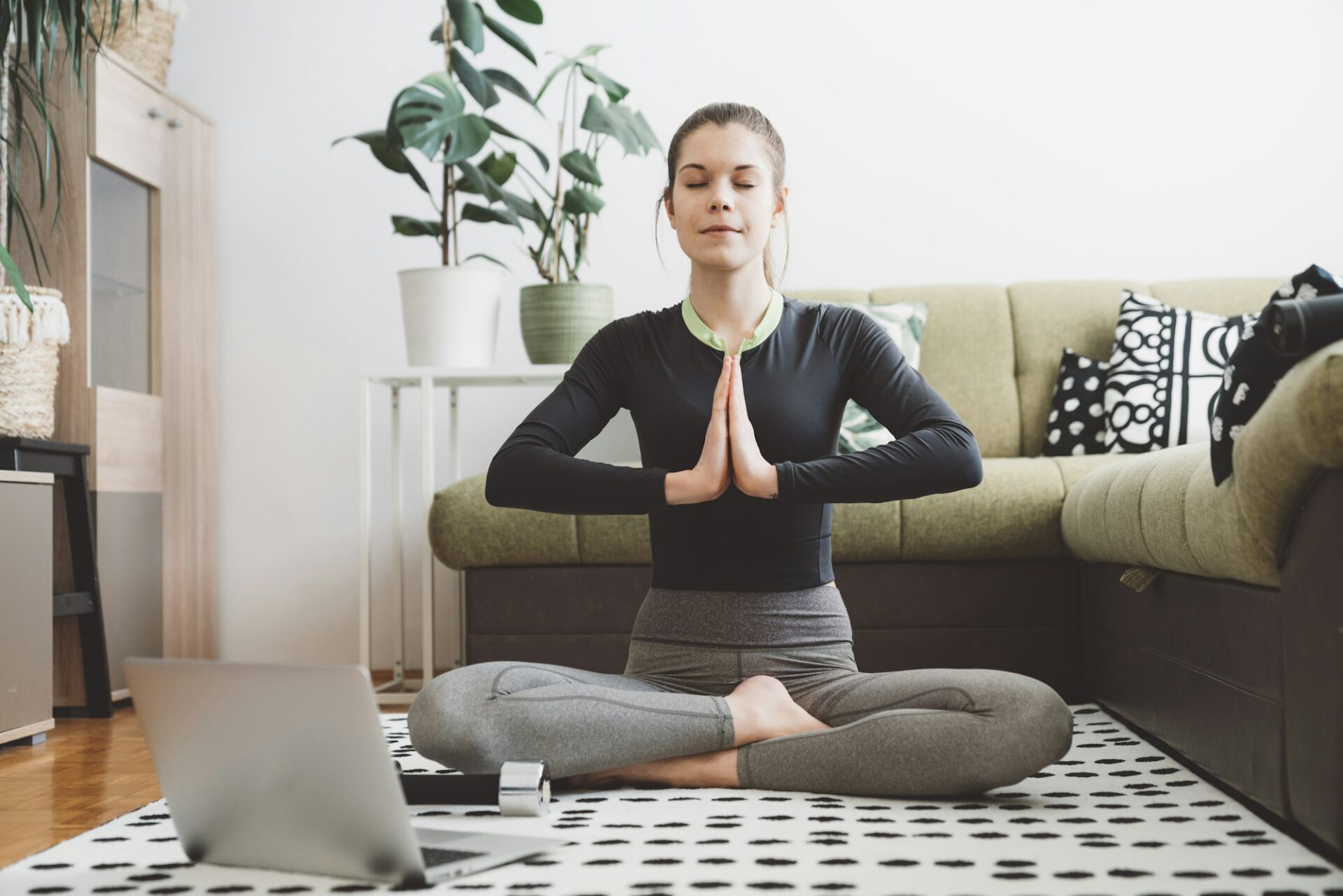 Kurse zur Stressbewältigung mit sanften Yoga- und Entspannungsübungen